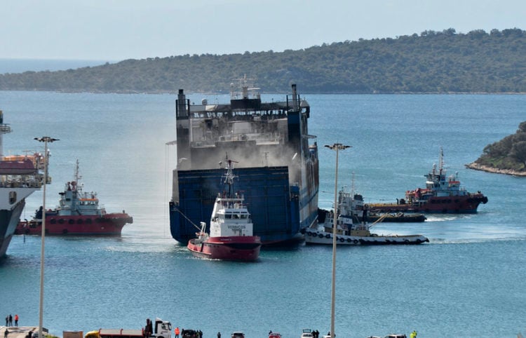 Το Euroferry Olympia ρυμουλκείται στο λιμάνι Πλατυγιάλι, παράπλευρα του κύριου λιμανιού του Αστακού, την Τετάρτη 23 Φεβρουαρίου 2022 (φωτ.: ΑΠΕ-ΜΠΕ/ Νίκη Μπερέρη)