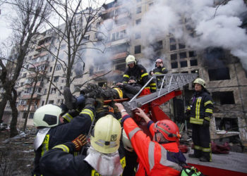 Ουκρανοί πυροσβέστες απεγκλωβίζουν ενοίκους της πολυκατοικίας που χτυπήθηκε στα προάστια του Κιέβου (φωτ.: Twitter / BPTNews)