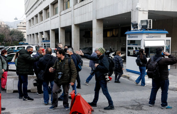 Εν αναμονή της προσαγωγής της μητέρας των τριών παιδιών (φωτ.: Γιώργος Κονταρίνης/ EUROKINISSI)