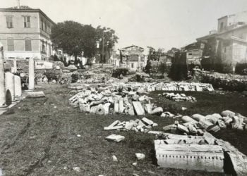 Η Ρωμαϊκή Αγορά το 1930. Στο βάθος διακρίνεται η Πύλη της Αρχηγέτιδος Αθηνάς, η λεγόμενη «Παζαρόπορτα», και δεξιά ξύλινα προσφυγικά παραπήγματα (φωτ.: Διεύθυνση Διαχείρισης Εθνικού Αρχείου Μνημείων ΥΠΠΟΑ)