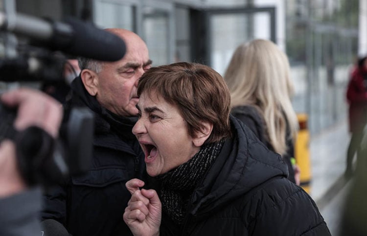 Η Κούλα Αρμουτίδου, μητέρα της Ελένης Τοπαλούδη, έξω από το Μικτό Ορκωτό Εφετείο της Αθήνας (φωτ.: EUROKINISSI / Βασίλης Ρεμπάπης)