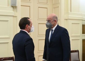 Ο υπουργός Εξωτερικών Νίκος Δένδιας με τον πρέσβη της Ουκρανίας Σέρτζι Σουτένκο (Πηγή φωτ. Twitter/@NikosDendias)