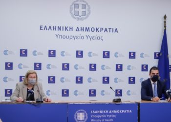 H πρόεδρος της Εθνικής Επιτροπής Εμβολιασμών Μαρία Θεοδωρίδου και ο γενικός γραμματέας Πρωτοβάθμιας Φροντίδας του υπουργείου Υγείας Μάριος Θεμιστοκλέους
(φωτ.: EUROKINISSI / ΓΙΕΝΑΝΤΑ ΝΤΕΛΑΙ)