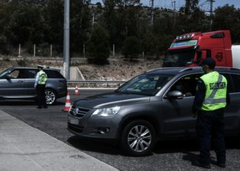 Κίνηση και έλεγχοι από την Αστυνομία στα διόδια της Ελευσίνας (Φωτ. Αρχείου: Τατιάνα Μπόλαρη/Eurokinissi)