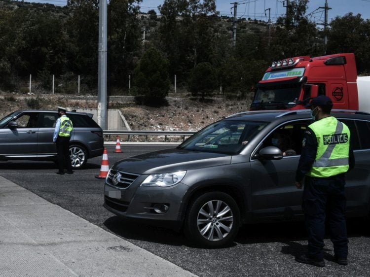 Κίνηση και έλεγχοι από την Αστυνομία στα διόδια της Ελευσίνας (Φωτ. Αρχείου: Τατιάνα Μπόλαρη/Eurokinissi)