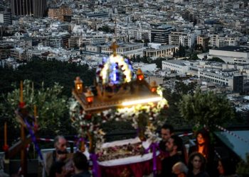 Περιφορά του Επιταφίου στον Αϊ-Γιώργη στον Λυκαβηττό με φόντο την Αθήνα (φωτ.:  EUROKINISSI / Τατιάνα Μπόλαρη)