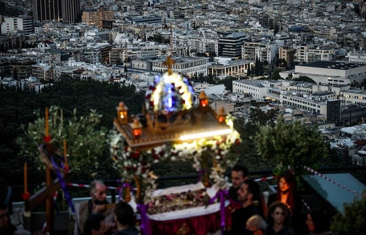 Περιφορά του Επιταφίου στον Αϊ-Γιώργη στον Λυκαβηττό με φόντο την Αθήνα (φωτ.:  EUROKINISSI / Τατιάνα Μπόλαρη)