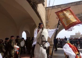 Το ιστορικό λάβαρο της Αγίας Λαύρας σε παρέλαση της 25ης Μαρτίου, στο νησί της Ρόδου (φωτ. αρχείου: EUROKINISSI/ Rodospress.gr/ Αργύρης Μαντίκος)