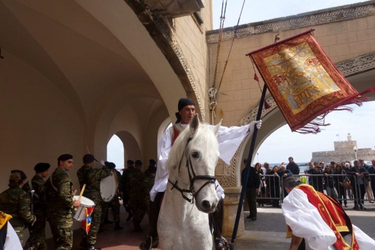 Το ιστορικό λάβαρο της Αγίας Λαύρας σε παρέλαση της 25ης Μαρτίου, στο νησί της Ρόδου (φωτ. αρχείου: EUROKINISSI/ Rodospress.gr/ Αργύρης Μαντίκος)