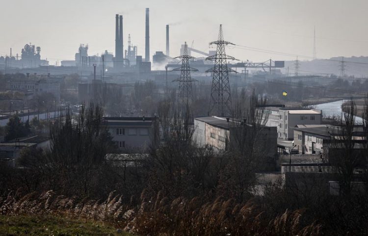 Στο βάθος διακρίνεται η χαλυβουργία Azovstal στη Μαριούπολη (φωτ.: EPA / Oleg Petrasyuk)