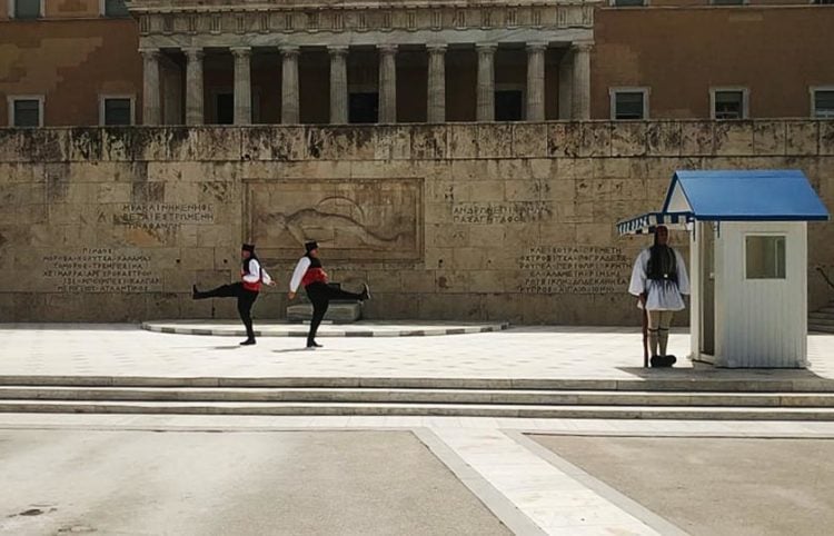 Εύζωνες με τη θρακική στολή κατά την αλλαγή φρουράς (φωτ.: Facebook / Πανελλήνια Ομοσπονδία Θρακικών Σωματείων)