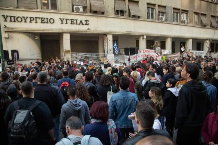 Συγκέντρωση-συναυλία των Αctive Μember / Μπαλαφας / Ξύδης / Razo/ Μίχος/ Ράλλης / Φαρμάκης μπροστά από το υπουργείο με τους απεργούς πείνας και χωρίς κάλυψη από τα ΜΜΕ (14.04.2022)- 24η μέρα απεργία πείνας