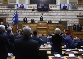 Στιγμιότυπο από την ειδική συνεδρίαση της Ολομέλειας της Βουλής κατά την οποία θα απευθύνθηκε στο Σώμα μέσω τηλεδιάσκεψης ο Πρόεδρος της Ουκρανίας Βολοντίμιρ Ζελένσκι (EUROKINISSI/ ΓΙΩΡΓΟΣ ΚΟΝΤΑΡΙΝΗΣ)