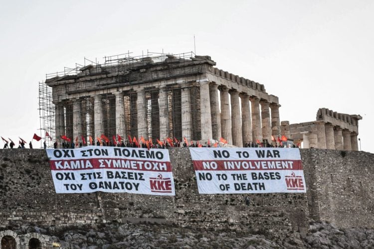 Πανό από μέλη του ΚΚΕ στον βράχο της Ακρόπολης με συνθήματα κατά του πολέμου και της εμπλοκής της χώρας, ενάντια στην Ελληνοαμερικανική Συμφωνία για τις Βάσεις που συζητείται στην Ολομέλεια της Βουλής, Πέμπτη 12 Μαΐου 2022. (Φωτ.: Eurokinissi)