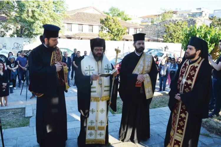 Ο Μητροπολίτης Μαρώνειας και Κομοτηνής κ. Παντελεήμων ψάλλει επιμνημόσυνη δέηση για τα θύματα της Γενοκτονίας του Πόντου (Πηγή φωτ.: paratiritis-news.gr)