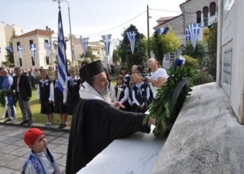 Στιγμιότυπο από  κατάθεση στεφάνου στον ανδριάντα του Παύλου Μελά, που βρίσκεται δίπλα στον Ιερό Ναό του Αγίου Παντελεήμονος Δράμας (φωτ. αρχείου: imdramas.gr)