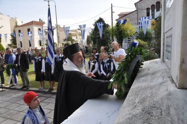 Στιγμιότυπο από  κατάθεση στεφάνου στον ανδριάντα του Παύλου Μελά, που βρίσκεται δίπλα στον Ιερό Ναό του Αγίου Παντελεήμονος Δράμας (φωτ. αρχείου: imdramas.gr)