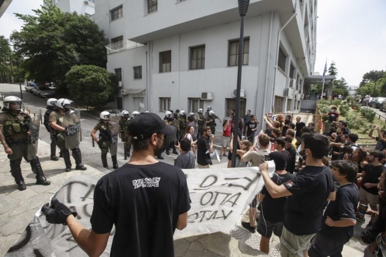 Επεισόδια μπροστά στη Σχολή Θετικών Επιστημών του ΑΠΘ (Φωτ.: Γιώργος Κωνσταντινίδης/ MotionTeam