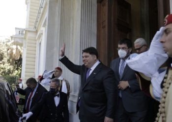 Ο νέος πρέσβης των ΗΠΑ George James Tsunis χαιρετάει εξερχόμενος από το Προεδρικό Μέγαρο, μετά την επίδοση των διαπιστευτηρίων του στην Πρόεδρο της Δημοκρατίας Κατερίνα Σακελλαροπούλου Αθήνα, Τρίτη 10 Μαΐου 2022. (Φωτ.: Κώστας Τσιρώνης/ΑΠΕ-ΜΠΕ)