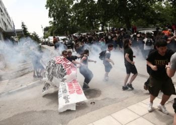 Στιγμιότυπο από τη συμπλοκή αστυνομικών και φοιτητών χθες το μεσημέρι στο ΑΠΘ (φωτ.: ΑΠΕ-ΜΠΕ/Αχιλλέας Χήρας)