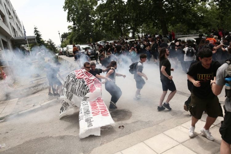 Στιγμιότυπο από τη συμπλοκή αστυνομικών και φοιτητών χθες το μεσημέρι στο ΑΠΘ (φωτ.: ΑΠΕ-ΜΠΕ/Αχιλλέας Χήρας)