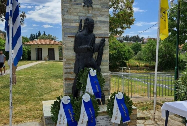 Στεφάνια στο άγαλμα του Ακρίτα, στο Μονοπήγαδο Θέρμης (φωτ.: thermisnews.gr)