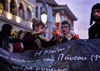 Στιγμιότυπο από την λαμπαδηδρομία που διοργάνωσε ο Δήμος Πρέβεζας για την Ημέρα Μνήμης της Γενοκτονίας των Ελλήνων του Πόντου (φωτ.: 
(EUROKINISSI/ Γιώργος Ευσταθίου)