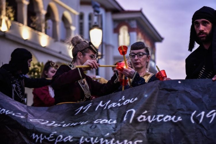 Στιγμιότυπο από την λαμπαδηδρομία που διοργάνωσε ο Δήμος Πρέβεζας για την Ημέρα Μνήμης της Γενοκτονίας των Ελλήνων του Πόντου (φωτ.: 
(EUROKINISSI/ Γιώργος Ευσταθίου)