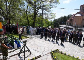 Σέρρα μπροστά από το μνημείο του Αλέξανδρου Υψηλάντη στην Παναγία Σουμελά (φωτ.: Μητρόπολη Βεροίας, Ναούσης και Καμπανίας)