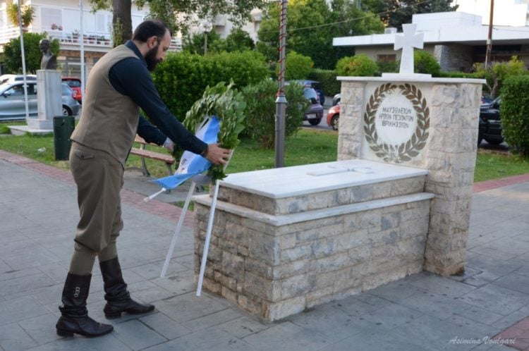 Στιγμιότυπο από παλαιότερη κατάθεση στεφάνου στο Μνημείο Ηρώων, στην πλατεία Αναλήψεως Βριλησσίων (φωτ.: Facebook / Ασημίνα Βούλγαρη)