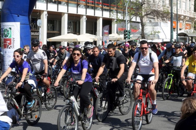 Ποδηλάτες κατά την εκκίνηση στον Ποδηλατικό Γύρο της Αθήνας, το 2019 (φωτ. αρχείου: ΑΠΕ-ΜΠΕ/ Αλέξανδρος Μπελτές)