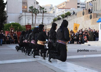 Ο χορός σέρρα στην Πλατεία Συντάγματος, στην κεντρική εκδήλωση της ΠΟΕ στις 19 Μαΐου 2022 (φωτ.: Κώστας Κατσίγιαννης)