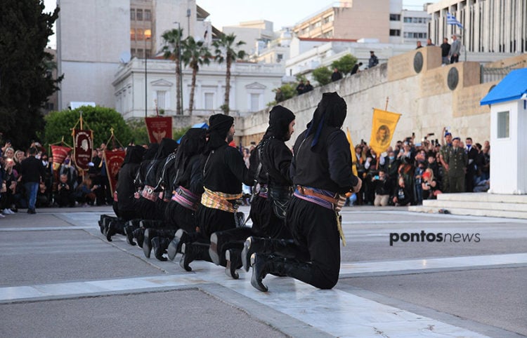 Ο χορός σέρρα στην Πλατεία Συντάγματος, στην κεντρική εκδήλωση της ΠΟΕ στις 19 Μαΐου 2022 (φωτ.: Κώστας Κατσίγιαννης)