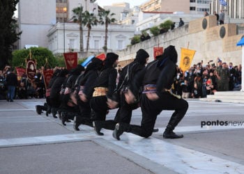 Ο χορός σέρρα στην Πλατεία Συντάγματος, στην κεντρική εκδήλωση της ΠΟΕ στις 19 Μαΐου 2022 (φωτ.: Κώστας Κατσίγιαννης)