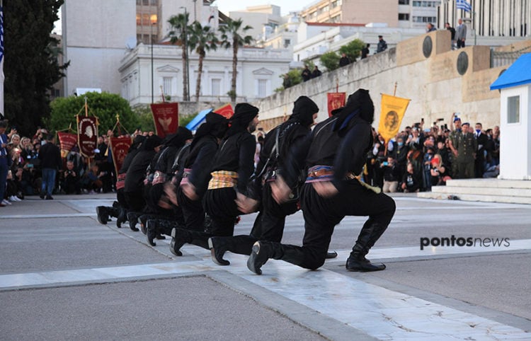 Ο χορός σέρρα στην Πλατεία Συντάγματος, στην κεντρική εκδήλωση της ΠΟΕ στις 19 Μαΐου 2022 (φωτ.: Κώστας Κατσίγιαννης)