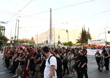 Στιγμιότυπο από τη σημερινή αντιπολεμική συγκέντρωση από το ΠΑΜΕ και αριστερές οργανώσεις (φωτ.: EUROKINISSI/ Τατιάνα  Μπόλαρη)