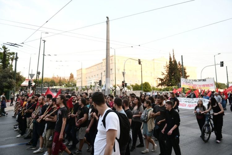 Στιγμιότυπο από τη σημερινή αντιπολεμική συγκέντρωση από το ΠΑΜΕ και αριστερές οργανώσεις (φωτ.: EUROKINISSI/ Τατιάνα  Μπόλαρη)