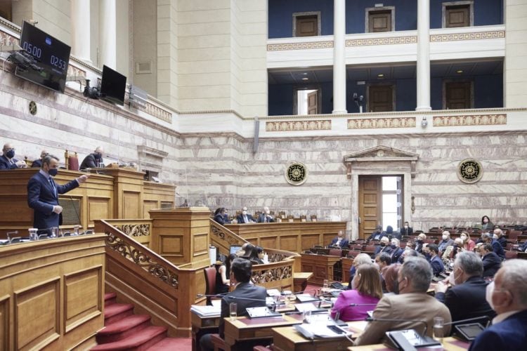 Ο Κυριάκος Μητσοτάκης κατά τη σημερινή του ομιλία στην Ολομέλεια της Βουλής, στη συζήτηση επί της νέας πενταετούς αμυντικής ελληνοαμερικανικής Συμφωνίας (φωτ.: ΑΠΕ-ΜΠΕ/ ΓΡΑΦΕΙΟ ΤΥΠΟΥ ΠΡΩΘΥΠΟΥΡΓΟΥ/Δημήτρης Παπαμήτσος)