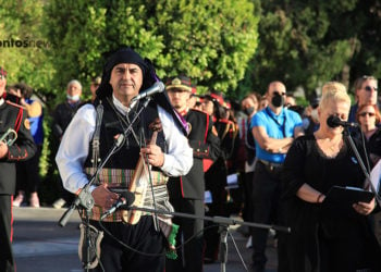 Ο Ηλίας Υφαντίδης με τη λύρα του στο Μνημείο του Άγνωστου Στρατιώτη, 19 Μαΐου 2022 (φωτ.: Κώστας Κατσίγιαννης)