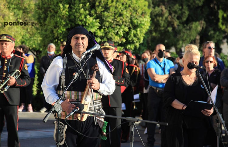 Ο Ηλίας Υφαντίδης με τη λύρα του στο Μνημείο του Άγνωστου Στρατιώτη, 19 Μαΐου 2022 (φωτ.: Κώστας Κατσίγιαννης)