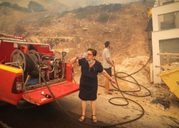 Πυρκαγιά στους πρόποδες του Υμηττού που ξεκίνησε από την θέση Πουρνάρι στην Α.Γλυφάδα. Στην περιοχή επιχειρούν επίγειες και εναέριες δυνάμεις της Πυροσβεστικής, καθώς η φωτιά κινείται σε δύσβατη ορεινή περιοχή και πνέουν ισχυροί άνεμοι, Σάββατο 4 Ιουνίου 2022 (Φωτ.: Βασίλης Ρεμπάπης/Eurokinissi)