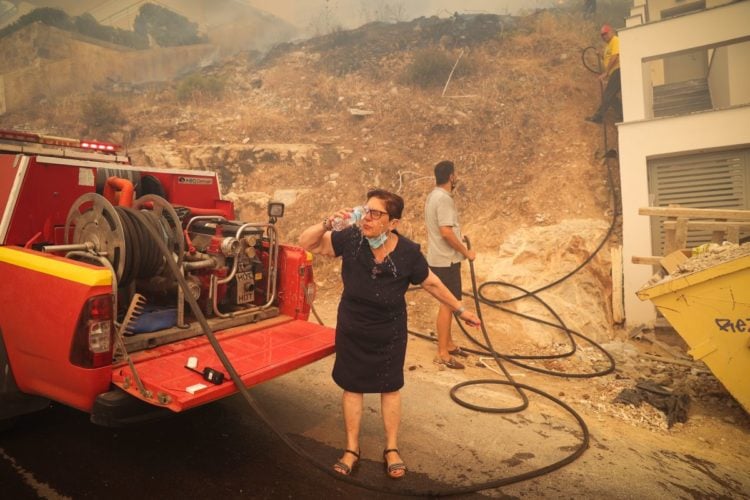 Πυρκαγιά στους πρόποδες του Υμηττού που ξεκίνησε από την θέση Πουρνάρι στην Α.Γλυφάδα. Στην περιοχή επιχειρούν επίγειες και εναέριες δυνάμεις της Πυροσβεστικής, καθώς η φωτιά κινείται σε δύσβατη ορεινή περιοχή και πνέουν ισχυροί άνεμοι, Σάββατο 4 Ιουνίου 2022 (Φωτ.: Βασίλης Ρεμπάπης/Eurokinissi)