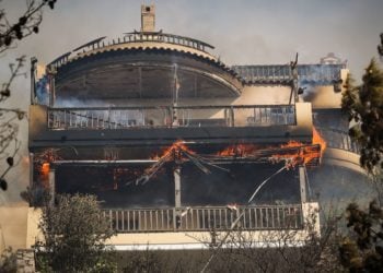 Πυρκαγιά στους πρόποδες του Υμηττού που ξεκίνησε από την θέση Πουρνάρι στην Α.Γλυφάδα. Στην περιοχή επιχειρούν επίγειες και εναέριες δυνάμεις της Πυροσβεστικής, καθώς η φωτιά κινείται σε δύσβατη ορεινή περιοχή και πνέουν ισχυροί άνεμοι, Σάββατο 4 Ιουνίου 2022 (Φωτ.: Βασίλης Ρεμπάπης/Eurokinissi)