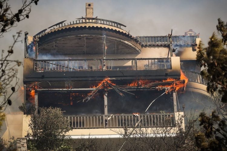 Πυρκαγιά στους πρόποδες του Υμηττού που ξεκίνησε από την θέση Πουρνάρι στην Α.Γλυφάδα. Στην περιοχή επιχειρούν επίγειες και εναέριες δυνάμεις της Πυροσβεστικής, καθώς η φωτιά κινείται σε δύσβατη ορεινή περιοχή και πνέουν ισχυροί άνεμοι, Σάββατο 4 Ιουνίου 2022 (Φωτ.: Βασίλης Ρεμπάπης/Eurokinissi)