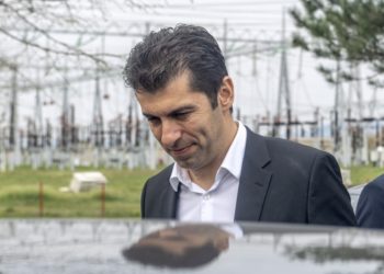 Ο πρωθυπουργός της Βουλγαρίας Κίριλ Πέτκοφ στη Μπίτολα των Σκοπίων, 16 Απριλίου 2022 (φωτ.: EPA / Georgi Licovski)