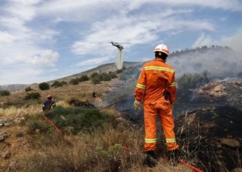 Πυρκαγιά στους πρόποδες του Υμηττού που ξεκίνησε από την θέση Πουρνάρι στην Α.Γλυφάδα. Στην περιοχή επιχειρούν επίγειες και εναέριες δυνάμεις της Πυροσβεστικής, καθώς η φωτιά κινείται σε δύσβατη ορεινή περιοχή και πνέουν ισχυροί άνεμοι, Σάββατο 4 Ιουνίου 2022 (Φωτ.: Βασίλης Ρεμπάπης/Eurokinissi)