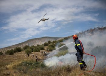 Πυρκαγιά στους πρόποδες του Υμηττού που ξεκίνησε από την θέση Πουρνάρι στην Α.Γλυφάδα. Στην περιοχή επιχειρούν επίγειες και εναέριες δυνάμεις της Πυροσβεστικής, καθώς η φωτιά κινείται σε δύσβατη ορεινή περιοχή και πνέουν ισχυροί άνεμοι, Σάββατο 4 Ιουνίου 2022 (Φωτ.: Βασίλης Ρεμπάπης/Eurokinissi)