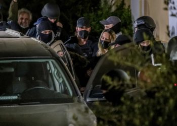 Η Ρούλα Πισπιργίκου φεύγει από τον ανακριτή, τον Απρίλιο του 2022
(φωτ.: Αργυρώ Αναστασίου/EUROKINISSI)