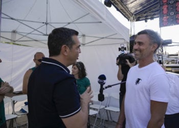 Ο πρόεδρος του ΣΥΡΙΖΑ-ΠΣ Αλέξης Τσίπρας συνομιλεί με τον Γιώργο Καπουτζίδη στο Athens Pride 2022 (Φωτ.: Eurokinissi/Γραφείο Τύπου ΣΥΡΙΖΑ)