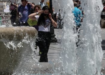 Υψηλές θερμοκρασίες στην πλατεία Συντάγματος (φωτ.: EUROKINISSI / Γιάννης Παναγόπουλος)